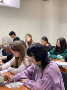Аккредитация 9 studenty-na-uroke-cheshskogo